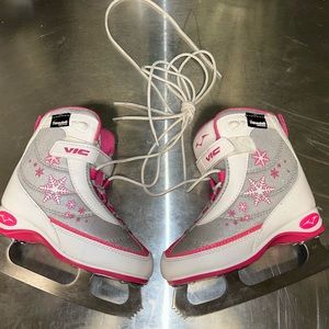 Vic Shimmer figure skate with a toe pick3M THINSULATE size Y11
